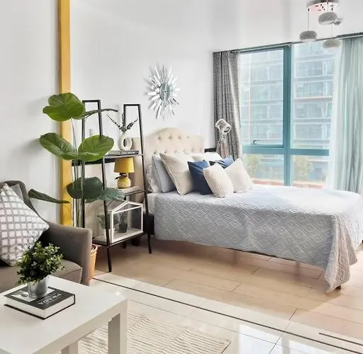 Deluxe One-Bedroom Apartment